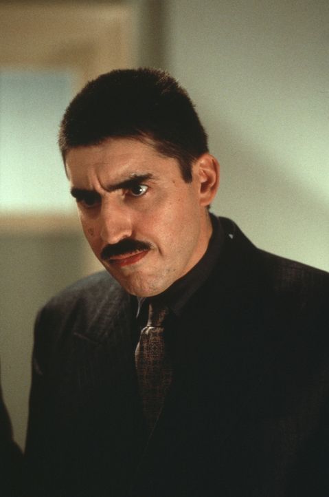 Profikiller Boris (Alfred Molina) fragt sich verzweifelt, wer ist dieser unbedarfte Neuling, der mir ständig ins Handwerk pfuscht? - Bildquelle: Warner Bros.