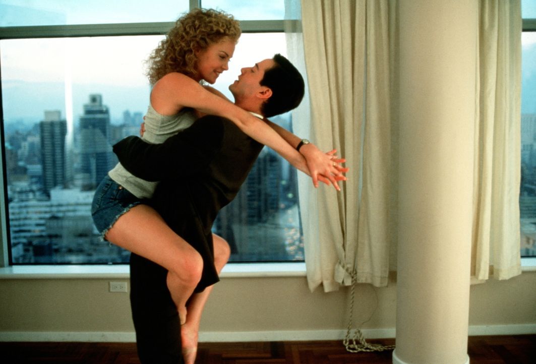 Noch sind Mary Ann (Charlize Theron, l.) und Kevin Lomax (Keanu Reeves, r.) in ihrer neuen Heimat New York überglücklich. Doch dann tritt das Böse i... - Bildquelle: Warner Bros.