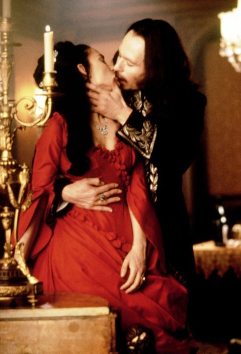 Liebe bis über den Tod hinaus: Mina (Winona Ryder, l.) und ihr dunkler Prinz (Gary Oldman, r.) ... - Bildquelle: Columbia Pictures