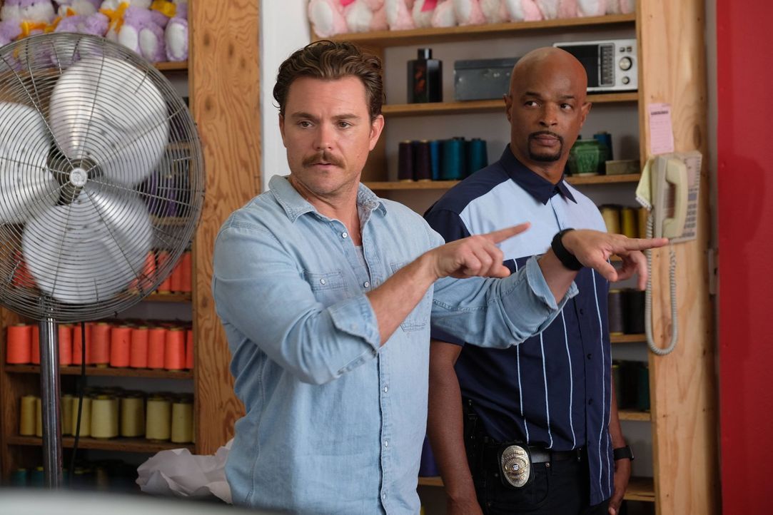 Als die Leiche von Richie Kim mit einem Loch im Kopf im Fashion District von L.A. gefunden wird, müssen Riggs (Clayne Crawford, l.) und Murtaugh (Da... - Bildquelle: 2016 Warner Brothers