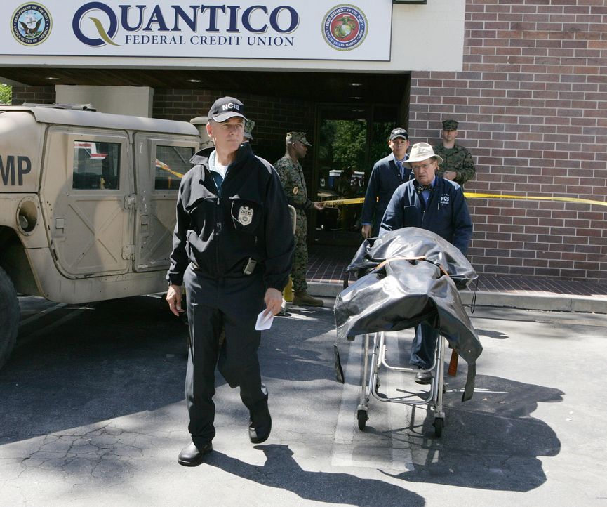 Bei einem Überfall auf die Bank auf dem Navy-Stützpunkt in Quantico, wird ein Wachmann erschossen. Gibbs (Mark Harmon, l.), Ducky (David McCallum, 2... - Bildquelle: CBS Television