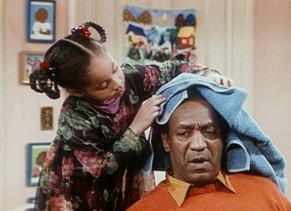 Olivia (Raven Symone, l.) hat in ihrem Zimmer einen Schönheitssalon eröffnet, und Cliff (Bill Cosby, r.) ist einer ihrer ersten Kunden. - Bildquelle: Viacom