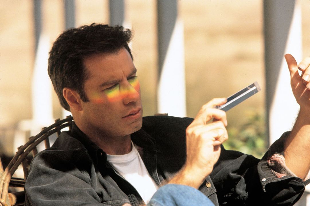 Jeder in der Kleinstadt Harmon kennt George Malley (John Travolta) als netten Kerl und zuverlässigen Freund. Eben als einen ganz normalen Nachbarn!... - Bildquelle: Buena Vista Pictures
