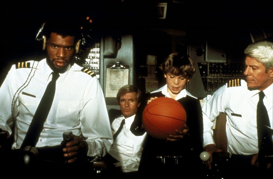 Co-Pilot Murdock (Kareem Abdul-Jabbar, l.) und Captain Oveur (Peter Graves, r.) erklären dem kleinen Joey (Rossie Harris, M.), warum ein Flugzeug f... - Bildquelle: Paramount Pictures
