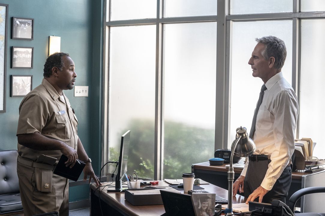 Calvin Atkins (Geoffrey Owens, l.); Special Agent Dwayne Pride (Scott Bakula, r.) - Bildquelle: Skip Bolen © 2018 CBS Broadcasting, Inc. All Rights Reserved. / Skip Bolen
