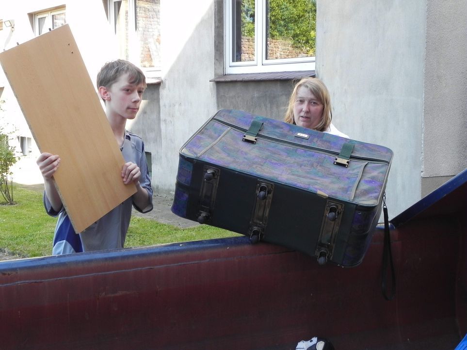 Die alleinerziehende Mutter Heike (r.) will endlich, dass sich ihr Sohn Marvin (l.) in seinem Zimmer wohl fühlt ... - Bildquelle: kabel eins