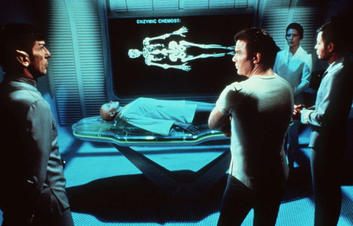 Captain James T. Kirk (William Shatner, 2.v.l.), Cmdr. Spock (Leonard Nimoy, l.), Dr. McCoy (DeForest Kelley, 3.) und Dr. Christine Chapel (Majel Ba... - Bildquelle: Paramount Pictures
