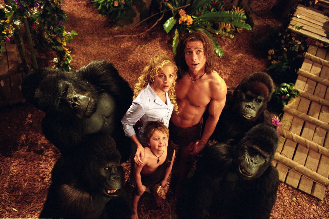 Glückliche Dschungel-Familie: George (Christopher Showerman, r.), Ursula (Julie Benz, l.) und George jr. (Angus T. Jones, M.) - Bildquelle: Walt Disney Pictures