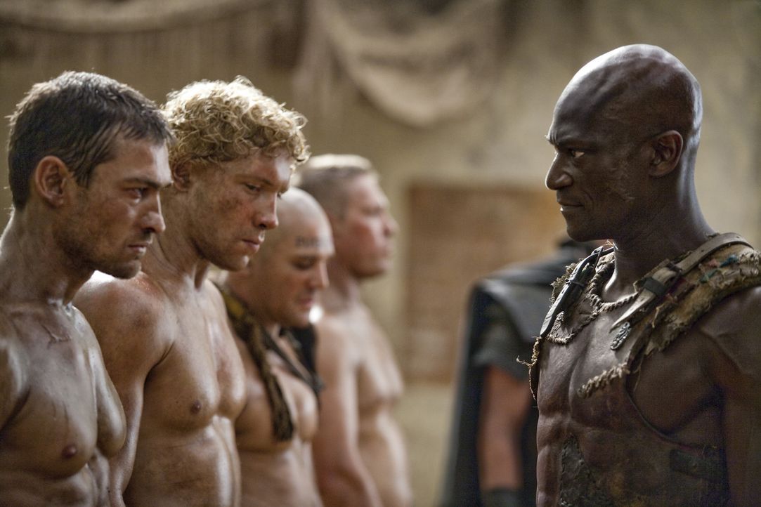 Drago (Peter Mensah, r.) hat Varro (Jai Courtney, 2.v.l.) und Spartacus (Andy Whitfield, l.) immer im Visier ... - Bildquelle: 2010 Starz Entertainment, LLC