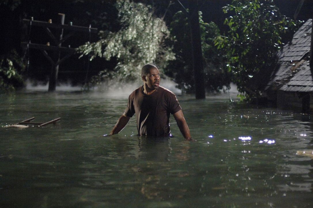 Rückblende: Aaron (Eriq La Salle) versucht sich und seine Familie aus den Fluten zu retten ... - Bildquelle: Warner Bros. Entertainment Inc.