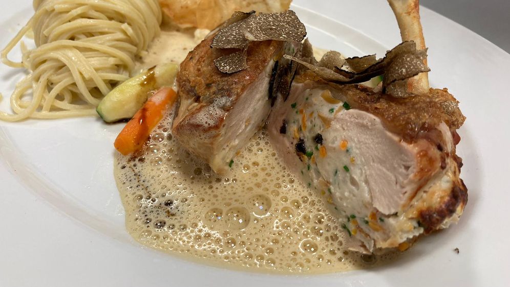 Gefüllte Perlhuhnbrust | Rezept aus Mein Lokal, Dein Lokal