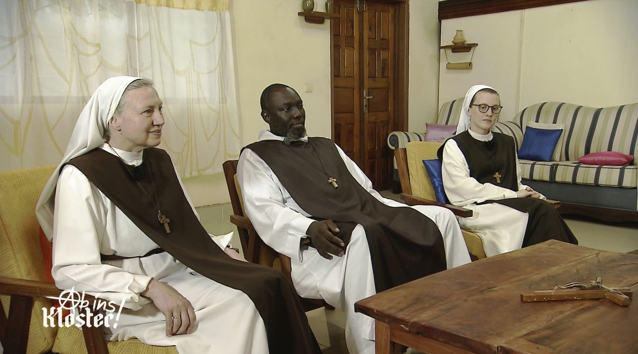 (v.l.n.r.) Schwester Mirjam; Pater Boulinkumba Joseph; Schwester Luzia - Bildquelle: Kabel Eins