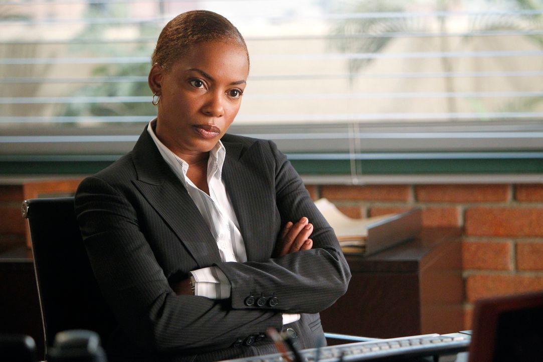 Gemeinsam mit ihrem Team ermittelt Madeleine Hightower (Aunjanue Ellis) in einem neuen Fall ... - Bildquelle: Warner Brothers