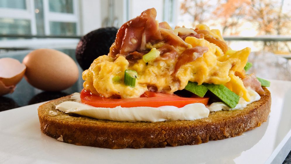 Cremiges Rührei mit Parmaschinken und Avocado-Brot