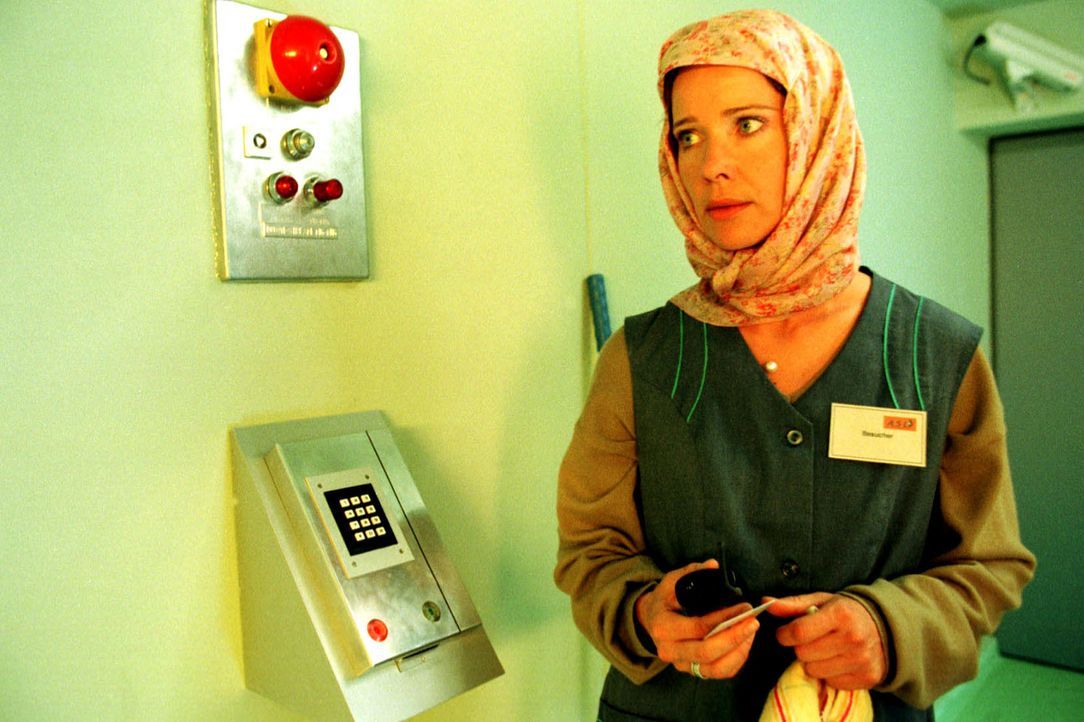 Sonja (Ann-Kathrin Kramer) schleicht sich als Putzfrau verkleidet in den Hochsicherheitstrakt des Labors ein. - Bildquelle: Diane Krüger Sat.1