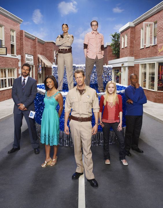 (3. Staffel) - Eureka - Die geheime Stadt: Jack Carter (Colin Ferguson, vorne M.), Nathan Stark (Ed Quinn, vorne l.), Allison Blake (Salli Richardso... - Bildquelle: Universal Television