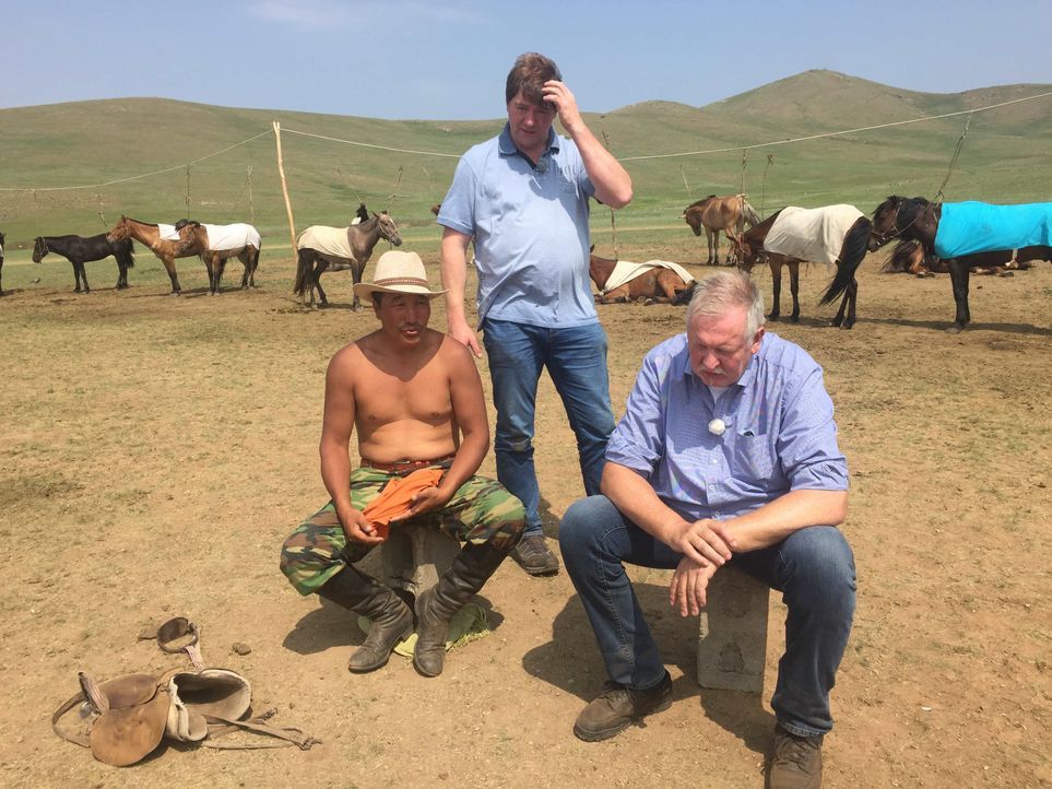 Tamme (r.) und Peter (M.) reisen in die Mongolei. Die beiden träumen schon lange von diesem Land, in dem selbst das Wappentier ein Pferd ist. Im Lan... - Bildquelle: Kabel Eins