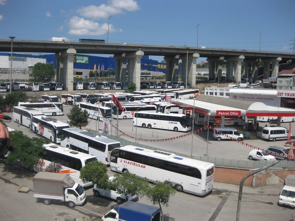 Zwei Mal pro Woche macht sich in Frankfurt ein Linienbus auf die Reise. Endstation ist der Busbahnhof in Istanbul! Nach fast 2000 Kilometern und 52... - Bildquelle: kabel eins