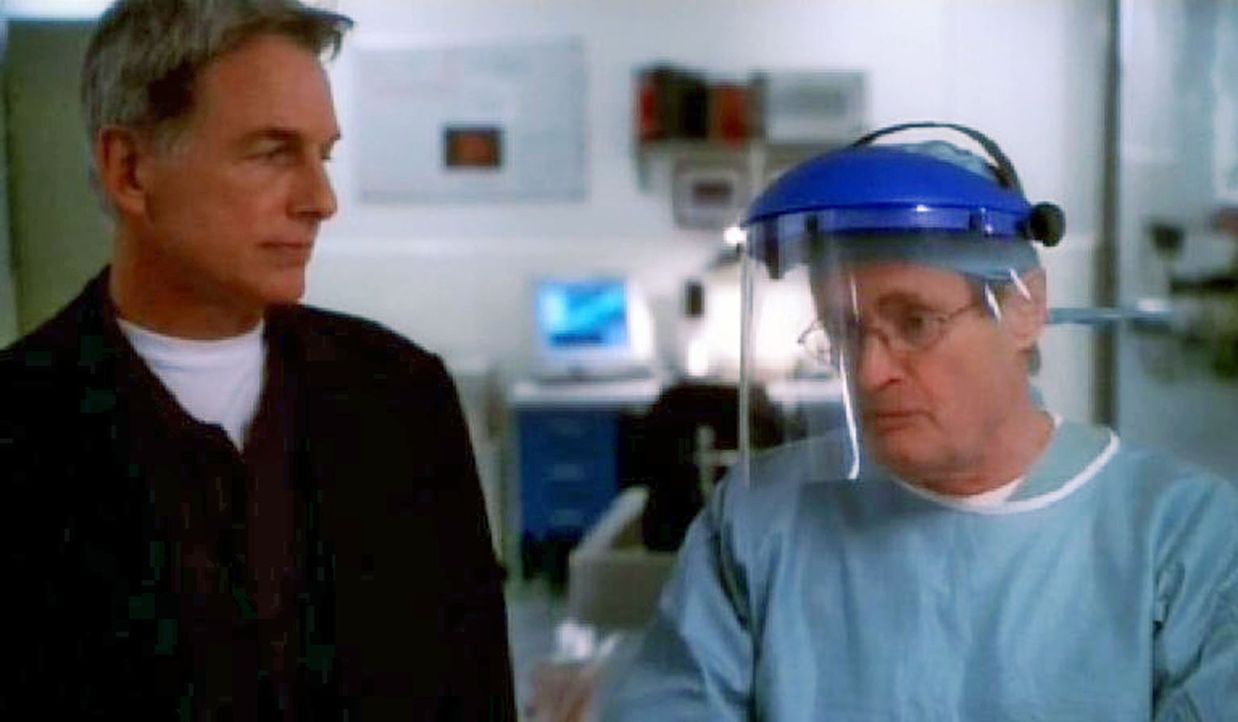 Gibbs (Mark Harmon, l.) und Ducky (David McCallum, r.) klären die Todesursache des ermordeten Marines ... - Bildquelle: CBS Television