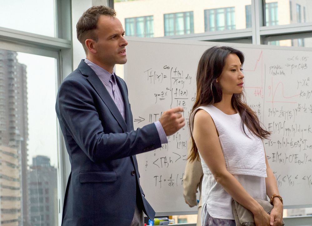 Sherlock (Jonny Lee Miller, l.) und Joan (Lucy Liu, r.)  helfen einem Mathegenie aus dem Netzwerk Irregulars, der nach einem Mathematikwettbewerb üb... - Bildquelle: CBS Television