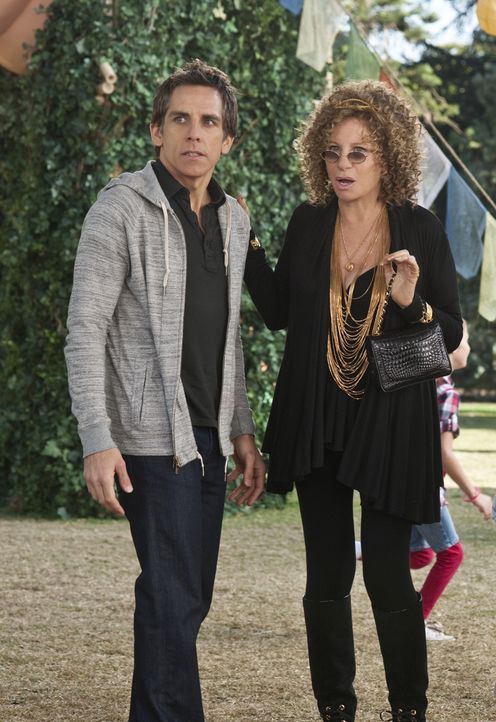 Auf seine Mutter Roz (Barbra Streisand, r.) kann sich Greg (Ben Stiller, l.) immer verlassen, irgendeine verrückte Idee hat sie immer ... - Bildquelle: Glen Wilson 2010 Universal Studios & DW Studios LLC / Glen Wilson