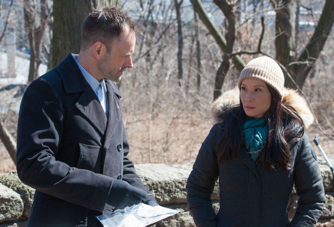 Weil Holmes' (Jonny Lee Miller, l.) Bruder Mycroft überraschend nach New York zurückgekehrt ist, kommt es zu Spannungen zwischen Holmes und Watson (... - Bildquelle: CBS Television