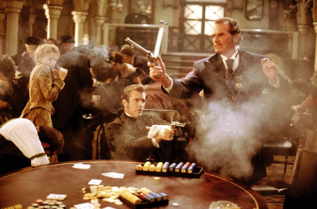 Wenn es ums Pokern geht, kennen Zane Cooper (James Garner, r.) und Maverick (Mel Gibson, M.) keinen Spaß ... - Bildquelle: Warner Bros. Pictures