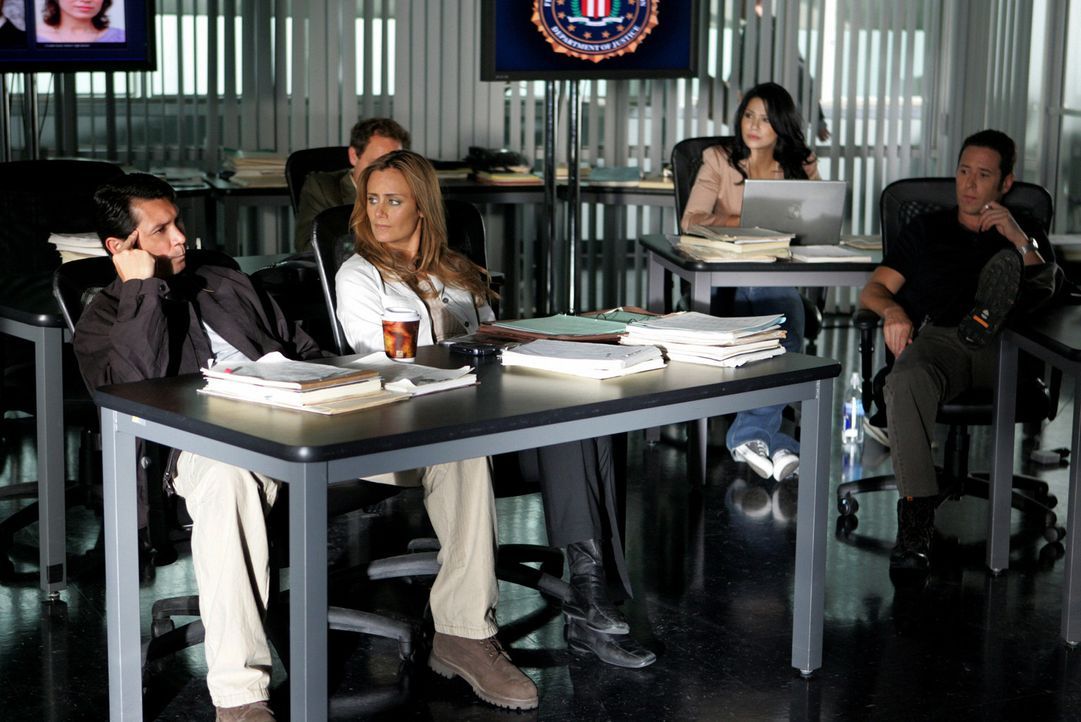 Gemeinsam versuchen Megan Reeves (Diane Farr, vorne M.), Ian Edgerton (Lou Diamond Phillips, vorne l.), Don Eppes (Rob Morrow, vorne r.), Amita Rama... - Bildquelle: CBS International Television