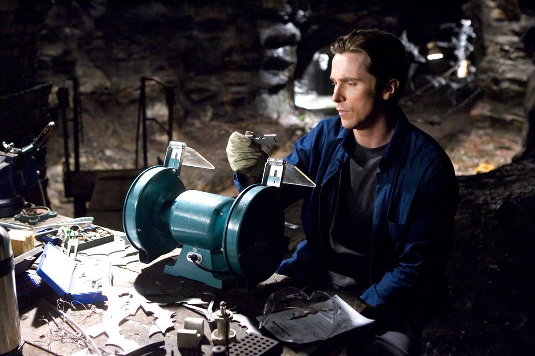 Zurück im sündigen Gotham City beginnt Bruce (Christian Bale), sein Alter Ego in Form einer schwarzen Fledermaus zu erschaffen. Waren Fledermäuse ei... - Bildquelle: © 2005 Warner Brothers