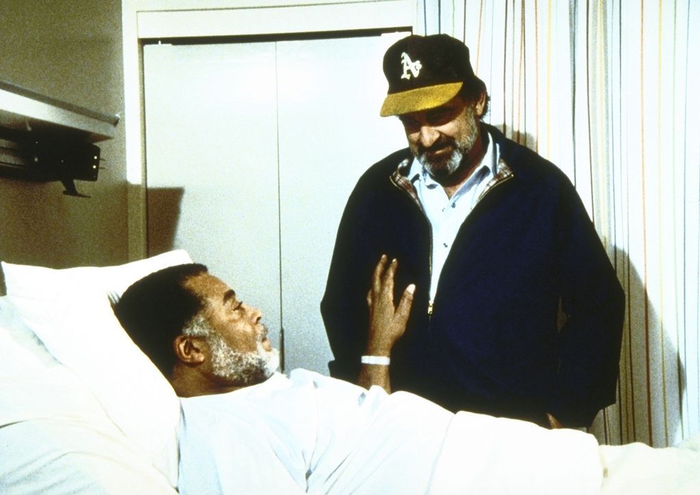 Gabe (James Earl Jones, l.), der eine Herzattacke erlitten hat, bittet Mark (Victor French, r.), ihn so schnell wie möglich aus dem Krankenhaus her... - Bildquelle: Worldvision Enterprises, Inc.
