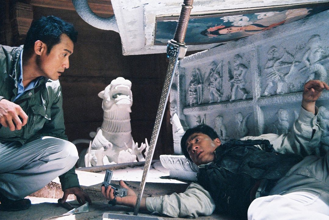 Der Wissenschaftler William (Tony Leung Ka Fai, l.) und der Archäologe Jack (Jackie Chan, r.) versuchen, an den kaiserlichen Schatz im Inneren des... - Bildquelle: Splendid