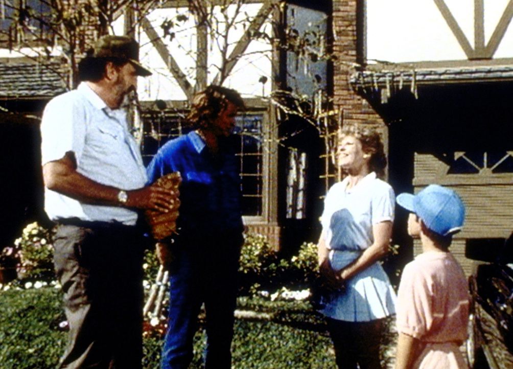 Mark (Victor French, l.) und Jonathan (Michael Landon, 2.v.l.) werden von Bobby (Gabriel Damon, r.) und seiner Mutter Penny (Janice Kent, 2.v.r.) zu... - Bildquelle: Worldvision Enterprises, Inc.