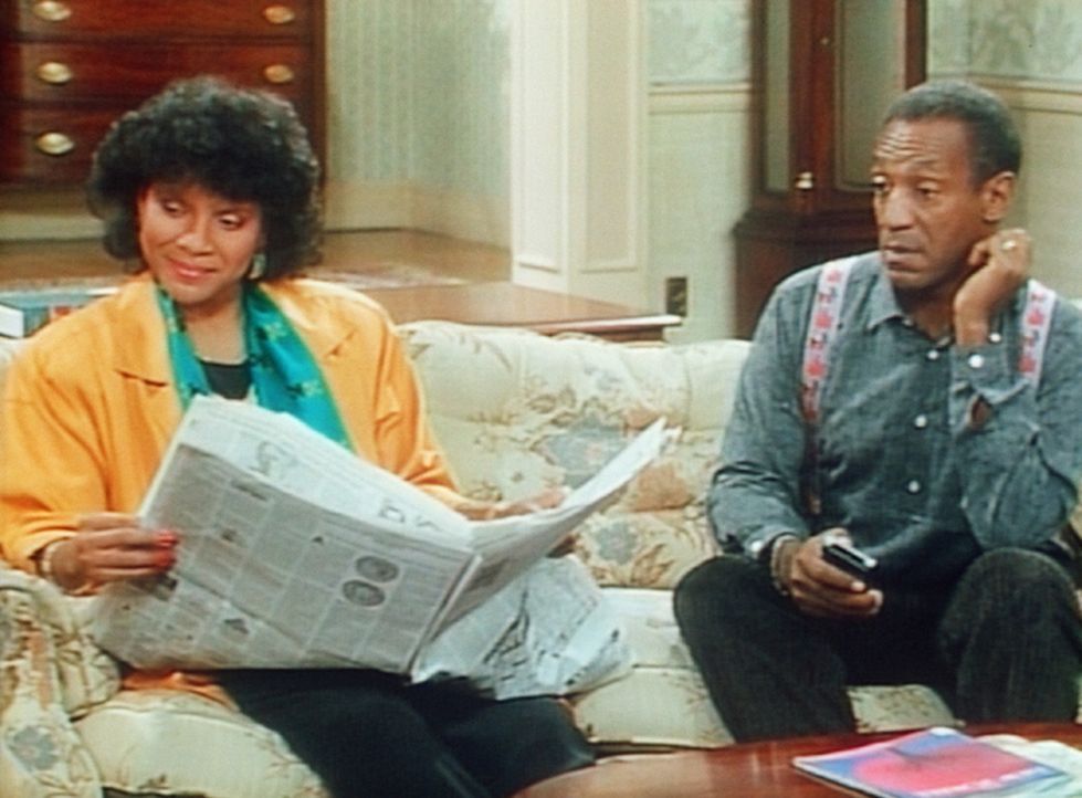 Clair (Phylicia Rashad, l.) kann gleichzeitig fernsehen und Zeitung lesen. Deshalb darf Cliff (Bill Cosby, r.) auch nicht einfach umschalten. - Bildquelle: Viacom