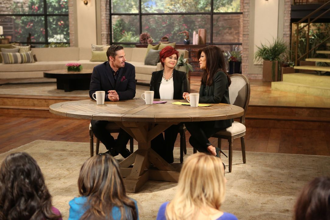 Vincent (Jay Ryan, l.) tritt bei Sharon Osbourne (M.) und Julie Chen (r.) in "The Talk" auf, um allen zu beweisen, dass er noch am Leben ist ... - Bildquelle: 2013 The CW Network, LLC. All rights reserved.