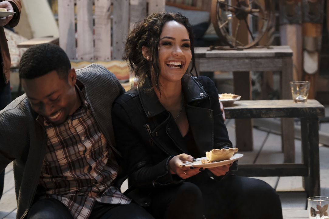 Kommen sie sich endlich näher? Bozer (Justin Hires, l.) und Riley (Tristin Mays, r.) ... - Bildquelle: Guy D'Alema 2017 CBS Broadcasting, Inc. All Rights Reserved / Guy D'Alema