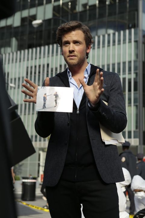 Cameron Black (Jack Cutmore-Scott) drängt dem FBI seine Mitarbeit förmlich auf, als er am Tatort des Giftmordes auftaucht und sogleich mit seiner Tä... - Bildquelle: Warner Bros.