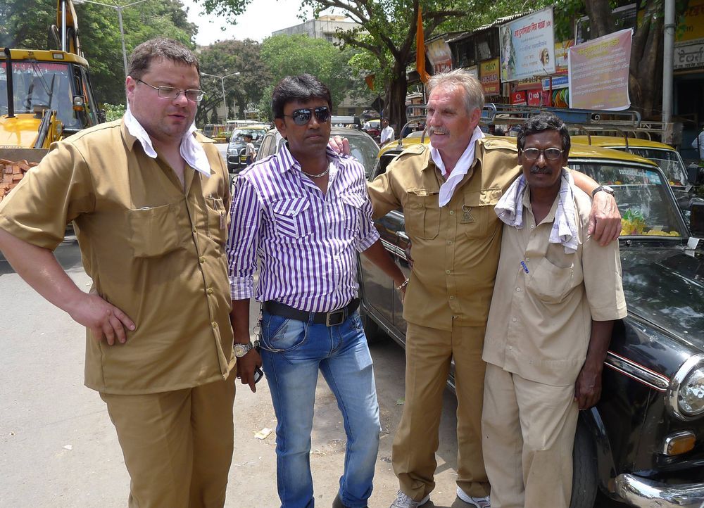 Die Taxifahrer Christian (l.) und Fritz (2.v.r.) zusammen mit ihren indischen Kollegen ... - Bildquelle: kabel eins