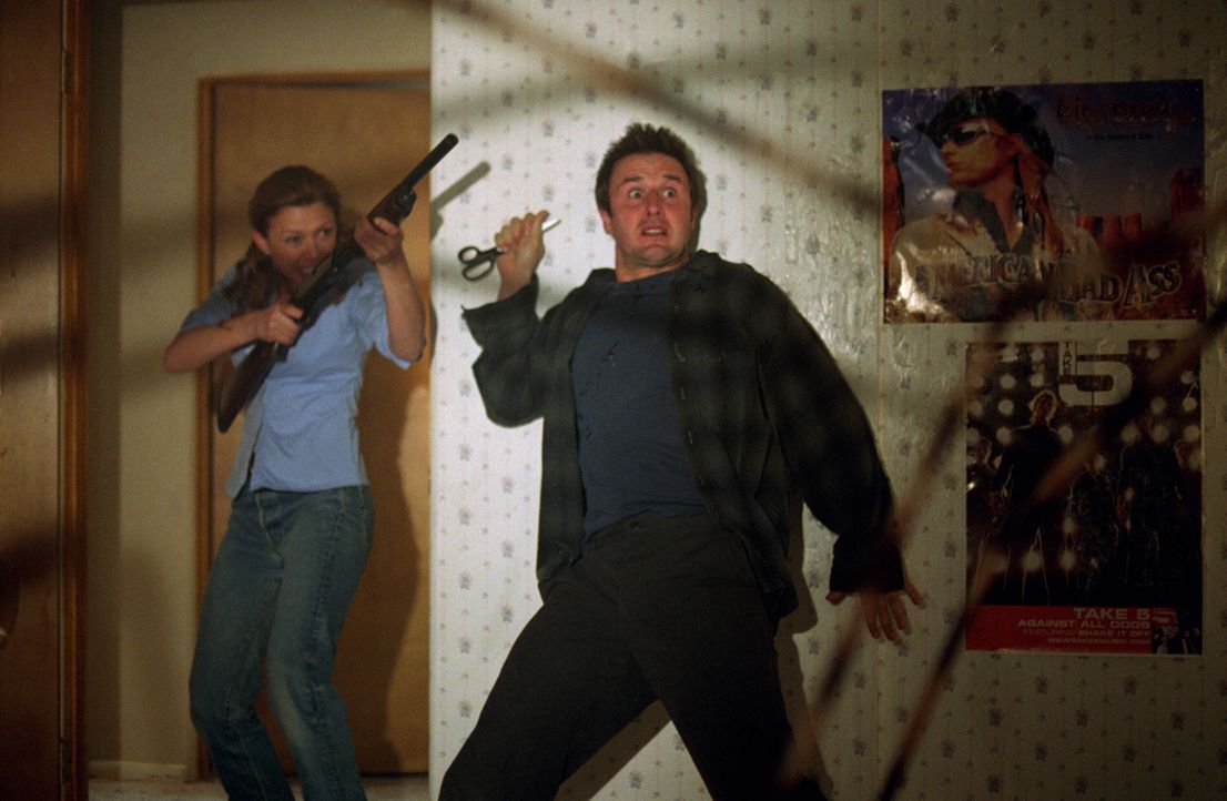 Die Spinnen sind unersättlich: Wird es Sheriff Sam Parker (Kari Wuhrer, l.) und Chris McCormick (David Arquette, r.) gelingen, die Bestie zu töten? - Bildquelle: Warner Bros. Pictures