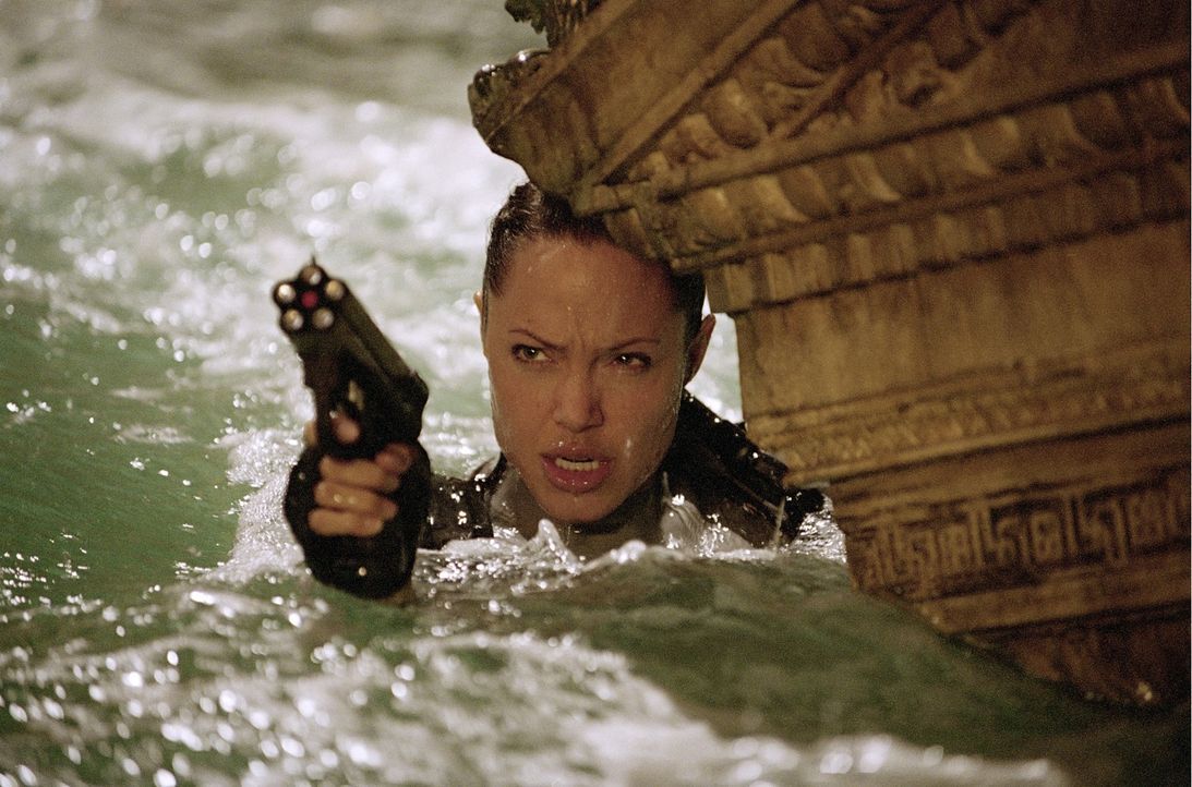 Für Lara Croft (Angelina Jolie) beginnt ein gnadenloser Wettlauf mit der Zeit, denn Ex-Wissenschaftler Reiss will die Büchse der Pandora an global a... - Bildquelle: 2003 by Paramount Pictures. All Rights Reserved.