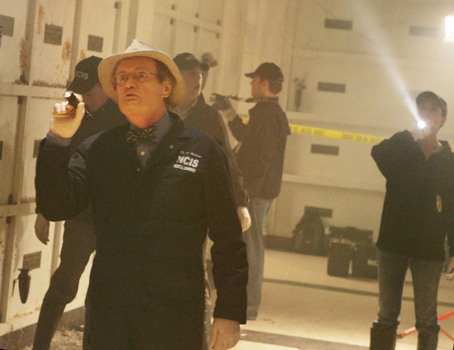 Ein neuer Fall führt Ducky (David McCallum, vorne) und die anderen Teammitglieder in eine zerstörte Gruft ... - Bildquelle: CBS Television