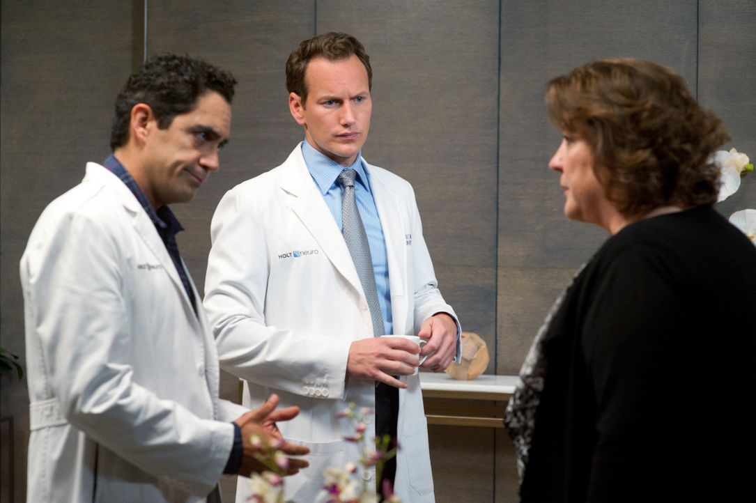 Der ehemalige Football-Star Donnie Bremmer wird in die Klinik eingeliefert, wo er von Rita (Margo Martindale, r.), die ein großer Fan von ihm ist,... - Bildquelle: 2011 CBS BROADCASTING INC. ALL RIGHTS RESERVED