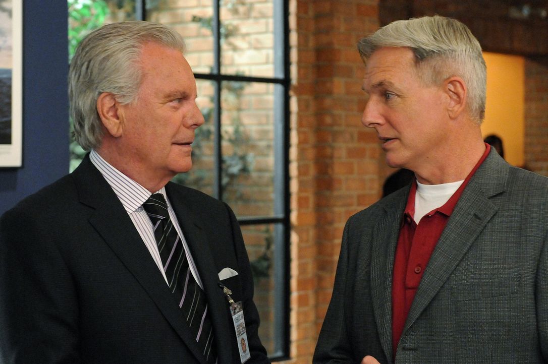 Ermitteln gemeinsam in einem neuen Fall: Gibbs (Mark Harmon, r.) und Tony Senior (Robert Wagner, l.) ... - Bildquelle: CBS Television