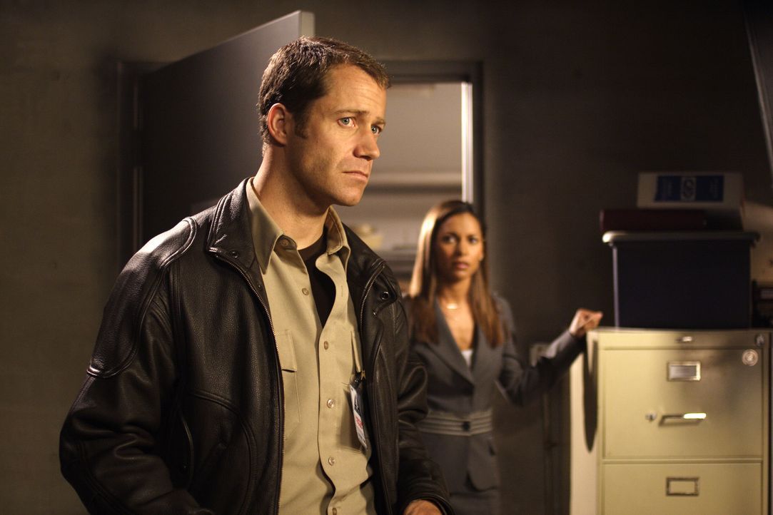 Ahnen nicht, dass sie kurz vor einem Atomkrieg stehen: Jack Carter (Colin Ferguson, l.) und Allison Blake (Salli Richardson-Whitfield, r.) ... - Bildquelle: Universal Television