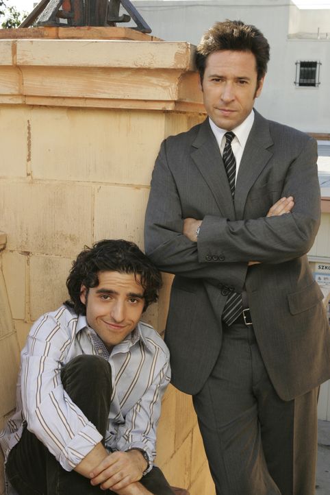 (2. Staffel) - Gemeinsam lösen die Brüder Don (Rob Morrow, r.) und Charlie (David Krumholtz, l.) Fälle des FBI - allerdings hochgradig wissenschaftl... - Bildquelle: Paramount Network Television