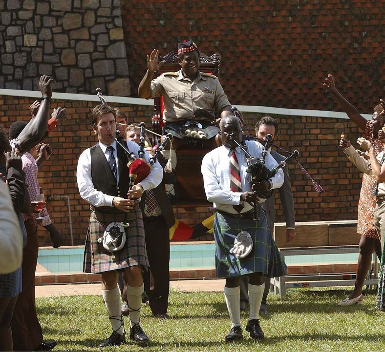 Die kolonialen Regeln auf den Kopf gestellt: Im Jahre 1975, zum ugandischen Nationalfeiertag ließ sich der 140 Kilo schwere Idi Amin (Forest Whitake... - Bildquelle: 1996-1998 AccuSoft Inc., All rights reserved