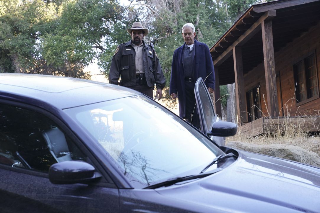 Sheriff Marcus Mayes (Charles Carpenter, l.); Leroy Jethro Gibbs (Mark Harmon, r.) - Bildquelle: Michael Yarish © 2019 CBS Broadcasting, Inc. All Rights Reserved. / Michael Yarish