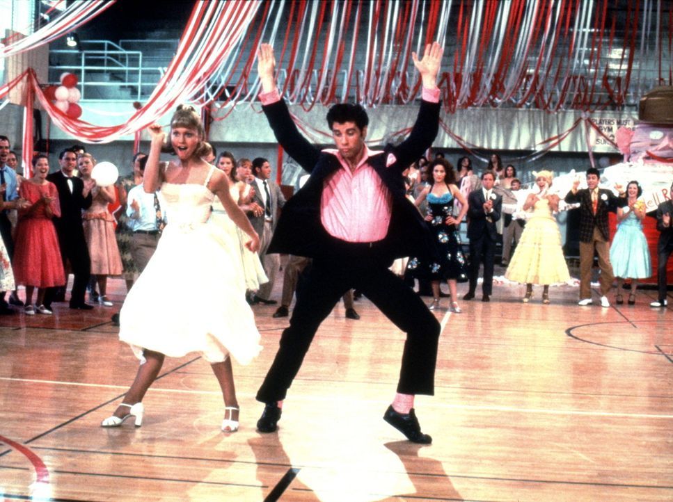 Sandy (Olivia Newton-John, l.) und Danny (John Travolta, r.) sind die ungekrönten Könige des Tanzparketts ... - Bildquelle: Paramount Pictures