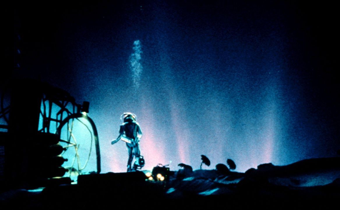 Auf dem Meeresboden entdeckt Brigman (Ed Harris) etwas schier Unglaubliches ... - Bildquelle: 20th Century Fox