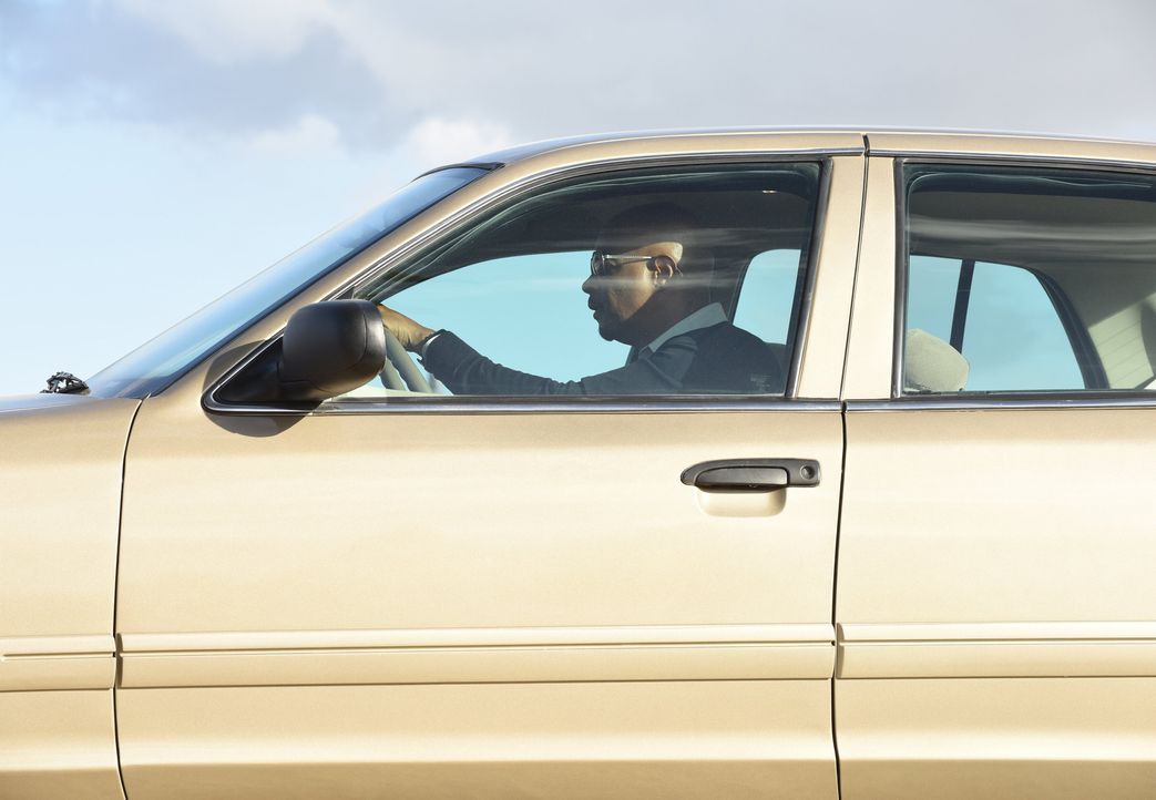 Während Murtaugh (Damon Wayans) im aktuellen Fall auf einen alten Bekannten trifft, versucht er seiner Tochter übervorsichtig das Autofahren beizubr... - Bildquelle: Warner Brothers