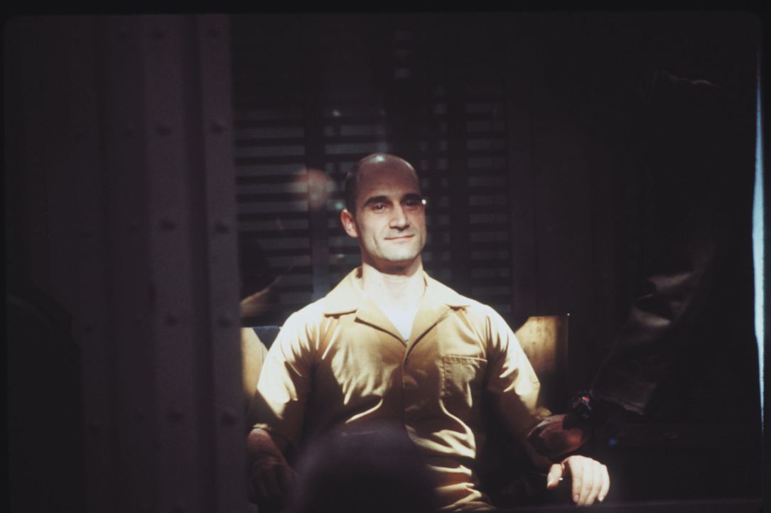 Der Serienmörder Edgar Reese (Elias Koteas) wird öffentlich in der Gaskammer hingerichtet ... - Bildquelle: Warner Brothers